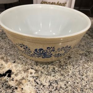 Pyrex Homestead 1.5 qt bowl vintage